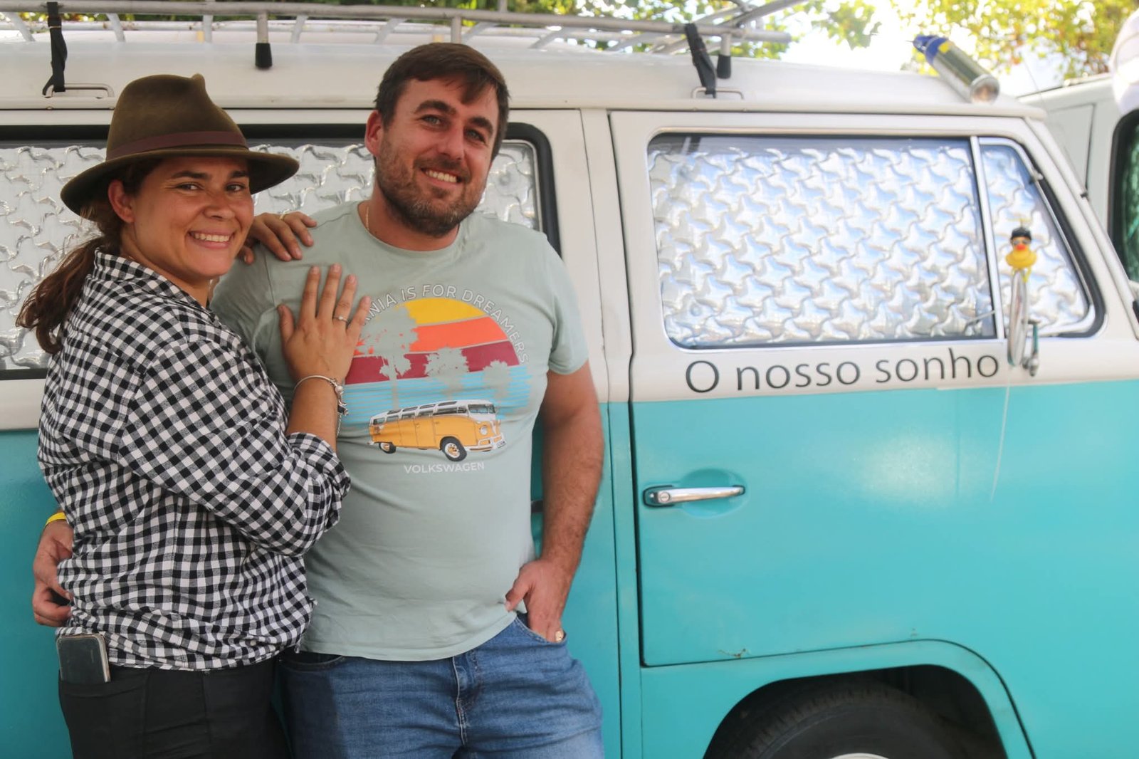 Ana Lúcia e Pedro Rafael junto à sua pão-de-forma, O nosso sonho