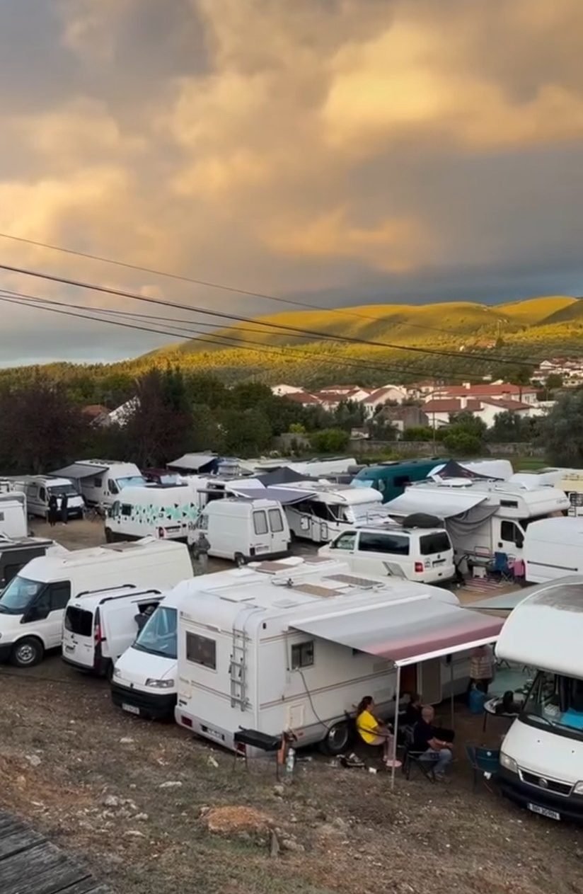 Campervans reunidas ao final da tarde na Quinta de Sant'Ana