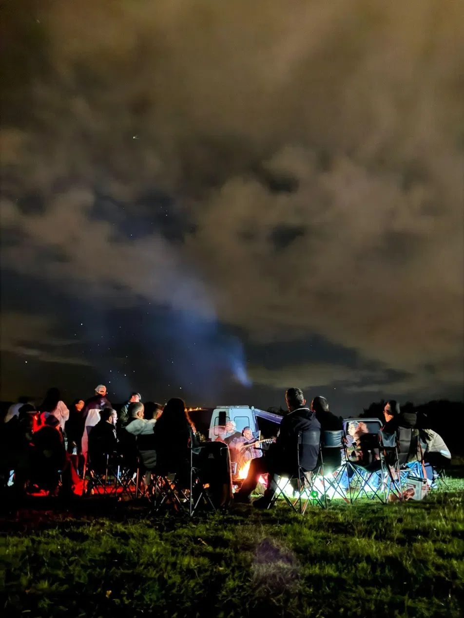 Convívio à volta da fogueira, com música