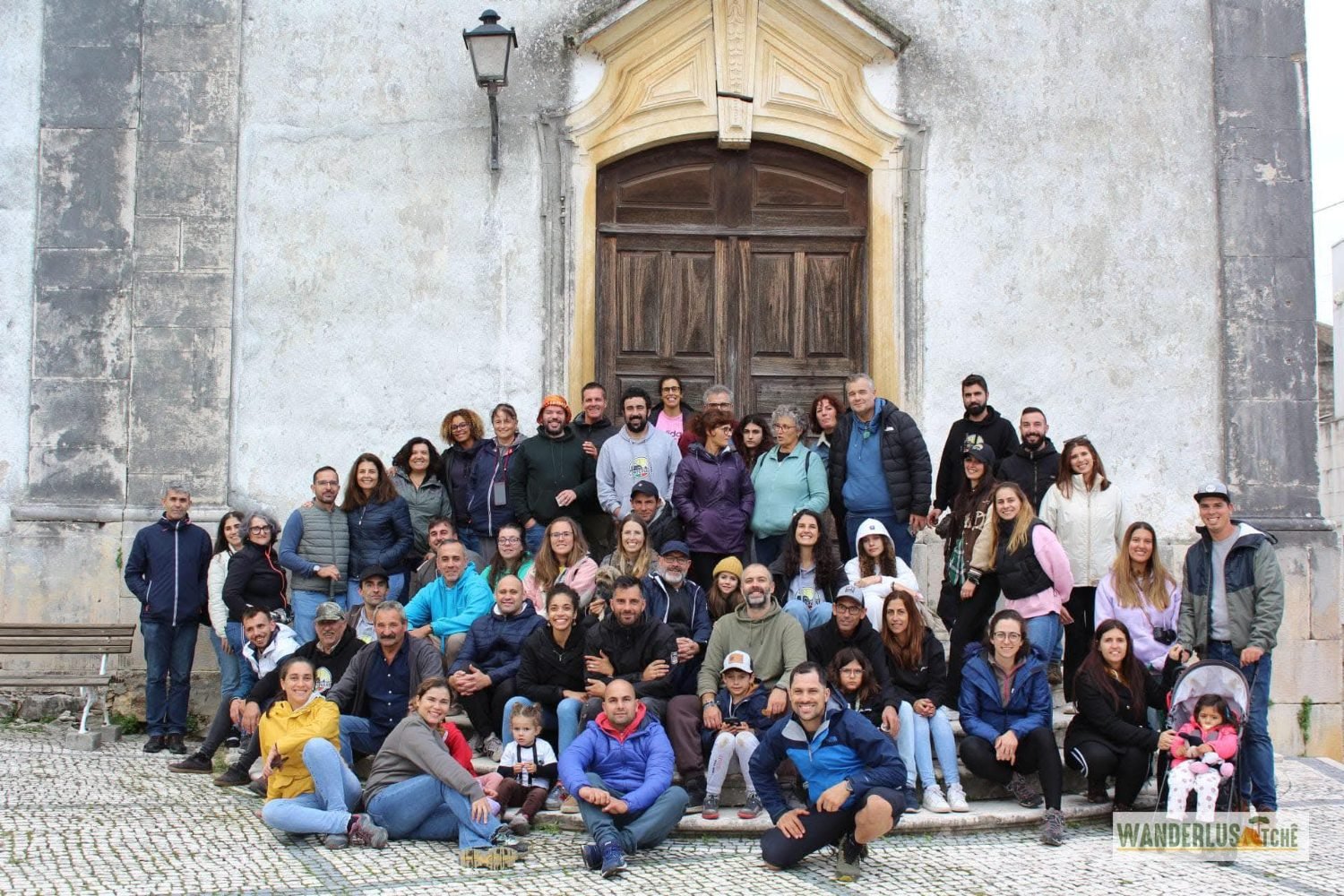 Grupo de participantes junto à igreja da Redinha, durante o rally às tascas