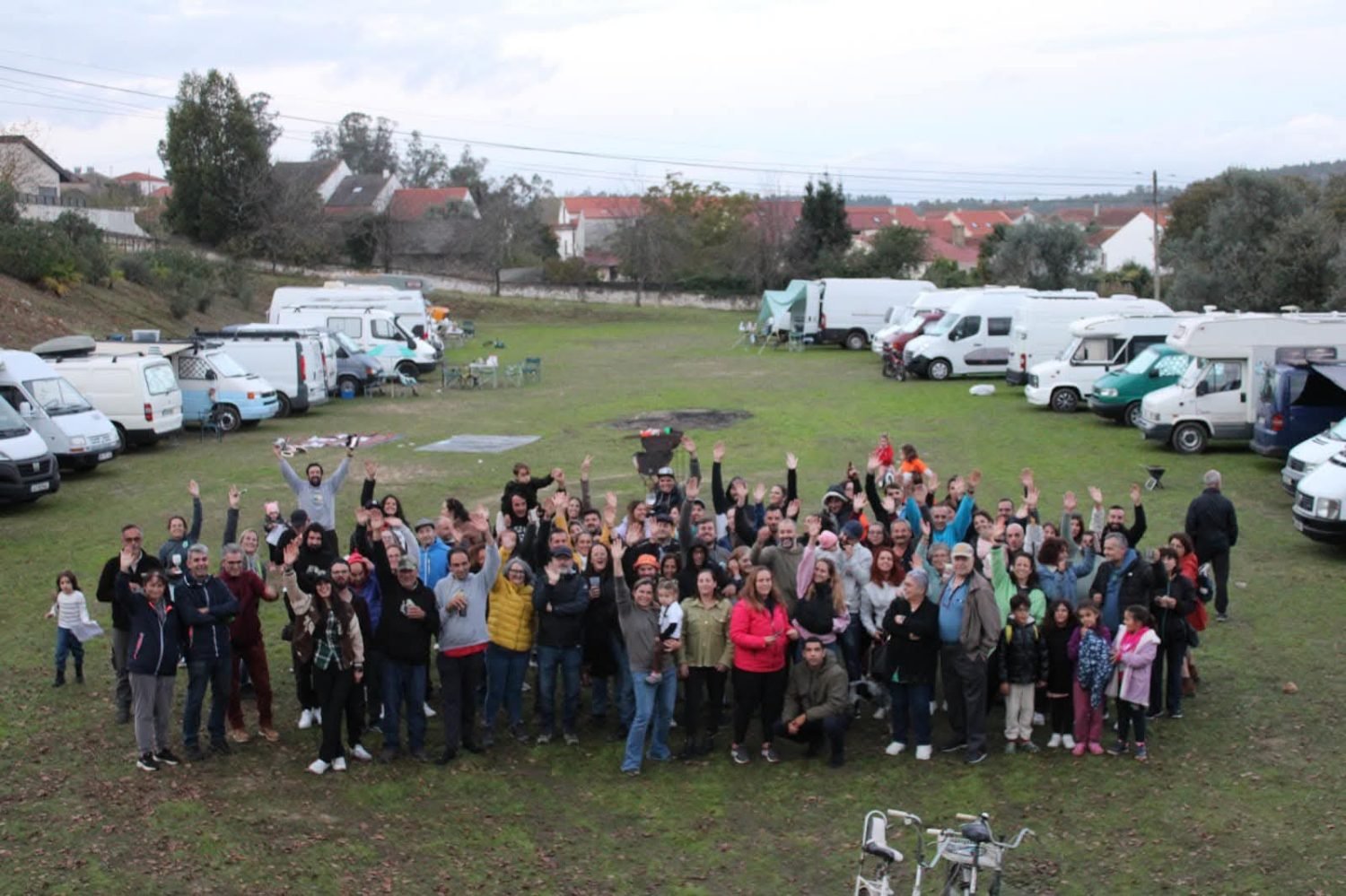 Grupo de participantes do encontro numa foto de família no recinto